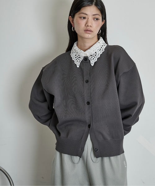 THE YOn(ザヨン)の「レースカラーニットカーディガン(カーディガン/ボレロ・レディース・チャコールグレー/ブラック/ベージュ・FREE)」の2枚目の写真
