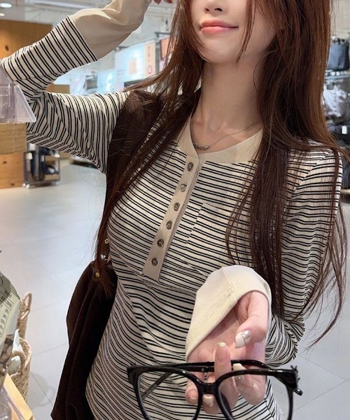 Sibra（シブラ）の「配色ヘンリーネック ボーダーリブ長袖トップス（Tシャツ/カットソー・レディース・ブルー/アイボリー・M）」の14枚目の写真