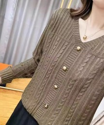 ケーブル編みVネックニット