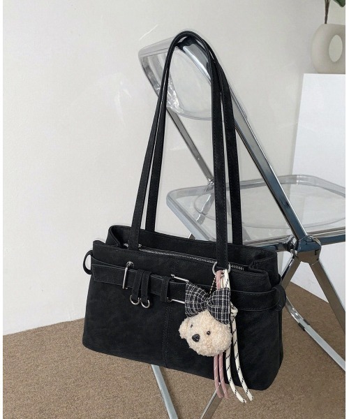 FREE STYLISTS（フリー スタイリスト）の「韓国風 チャーム付 レザー 大容量 ショルダーバッグ（ショルダーバッグ・レディース・ホワイト/ブラック・FREE）」の2枚目の写真