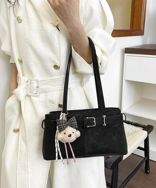 FREE STYLISTS（フリー スタイリスト）の「韓国風 チャーム付 レザー 大容量 ショルダーバッグ（ショルダーバッグ・レディース・ホワイト/ブラック・FREE）」の11枚目の写真