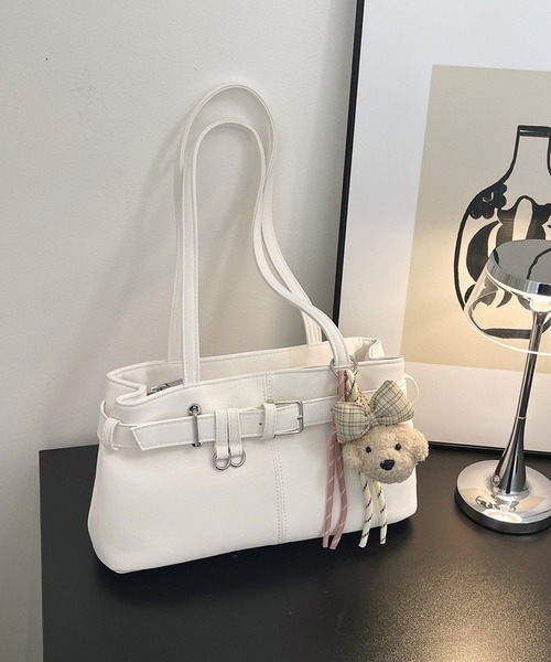 FREE STYLISTS（フリー スタイリスト）の「韓国風 チャーム付 レザー 大容量 ショルダーバッグ（ショルダーバッグ・レディース・ホワイト/ブラック・FREE）」の13枚目の写真