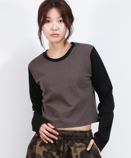 DEMARC(ドゥマーク)の「COLOR-BLOCK SEMI-CROP LONG SLEEVE TEE - Charcoal&Black(Tシャツ/カットソー・レディース・その他・MEDIUM/LARGE)」の2枚目の写真