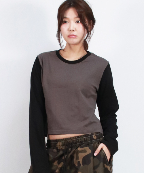 DEMARC(ドゥマーク)の「COLOR-BLOCK SEMI-CROP LONG SLEEVE TEE - Charcoal&Black(Tシャツ/カットソー・レディース・その他・MEDIUM/LARGE)」の3枚目の写真