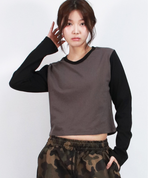 DEMARC(ドゥマーク)の「COLOR-BLOCK SEMI-CROP LONG SLEEVE TEE - Charcoal&Black(Tシャツ/カットソー・レディース・その他・MEDIUM/LARGE)」の4枚目の写真