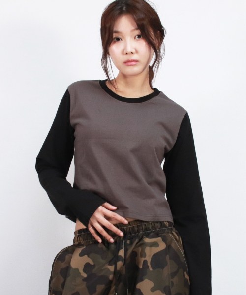 DEMARC(ドゥマーク)の「COLOR-BLOCK SEMI-CROP LONG SLEEVE TEE - Charcoal&Black(Tシャツ/カットソー・レディース・その他・MEDIUM/LARGE)」の5枚目の写真