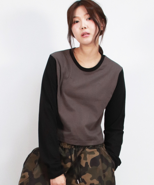 DEMARC(ドゥマーク)の「COLOR-BLOCK SEMI-CROP LONG SLEEVE TEE - Charcoal&Black(Tシャツ/カットソー・レディース・その他・MEDIUM/LARGE)」の6枚目の写真