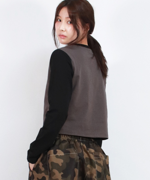 DEMARC(ドゥマーク)の「COLOR-BLOCK SEMI-CROP LONG SLEEVE TEE - Charcoal&Black(Tシャツ/カットソー・レディース・その他・MEDIUM/LARGE)」の7枚目の写真