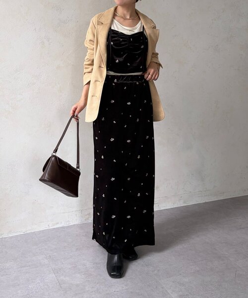 Thevon(ゼボン)の「刺繍ベロアキャミ×スカートセットアップ(つなぎ/オールインワン・レディース・ブラウン/ブラック・FREE)」の1枚目の写真