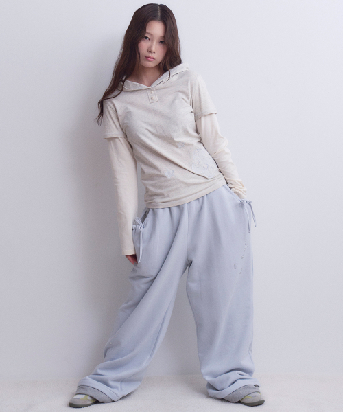 OAFISH(オアフィッシュ)の「フローラルホットフィックス レイヤードスウェットパンツ(ブルー)(スウェットパンツ・レディース・その他・FREE)」の2枚目の写真