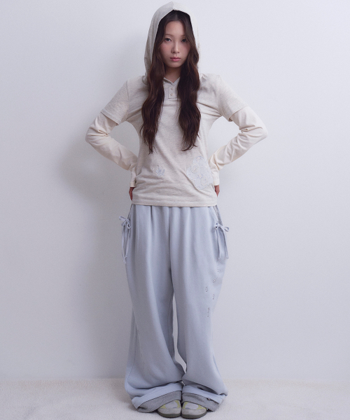 OAFISH(オアフィッシュ)の「フローラルホットフィックス レイヤードスウェットパンツ(ブルー)(スウェットパンツ・レディース・その他・FREE)」の4枚目の写真