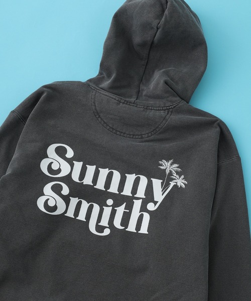 Sunny Smith(サニースミス)の「SunnySmithフロントロゴ刺繍裏起毛ピグメントパーカー(パーカー・メンズ・スミクロ/グリーン・L)」の1枚目の写真