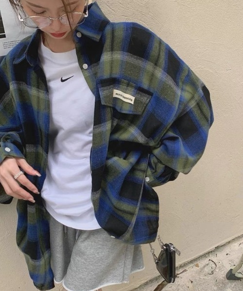 Teem Store(チームストア)の「ヴィンテージライクチェック柄オーバーサイズシャツ/ビッグシルエット長袖シャツ(シャツ/ブラウス・レディース・ネイビー/オレンジ・M)」の4枚目の写真
