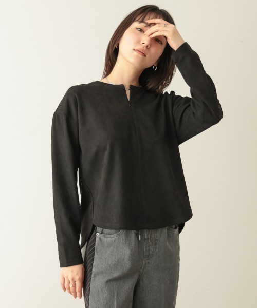 Bou Jeloud(ブージュルード)の「スエード×リブキーネックプルオーバー(Tシャツ/カットソー・レディース・アイボリー/グレイッシュベージュ/ブラック・FREE)」の2枚目の写真