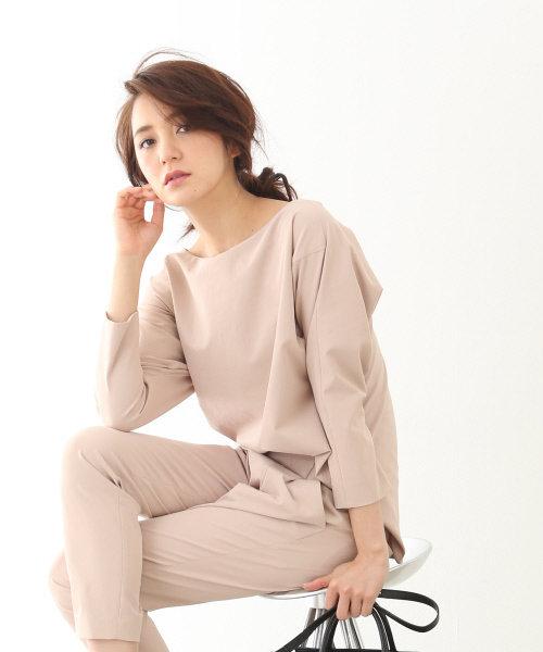 qualite(カリテ)の「2WAYストレッチボートネックシャツ(シャツ/ブラウス・レディース・オフホワイト/ピンク/カーキ/ブラック・38/36)」の4枚目の写真