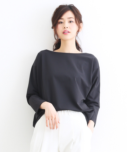 qualite(カリテ)の「2WAYストレッチボートネックシャツ(シャツ/ブラウス・レディース・オフホワイト/ピンク/カーキ/ブラック・38/36)」の1枚目の写真