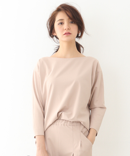 qualite(カリテ)の「2WAYストレッチボートネックシャツ(シャツ/ブラウス・レディース・オフホワイト/ピンク/カーキ/ブラック・38/36)」の5枚目の写真