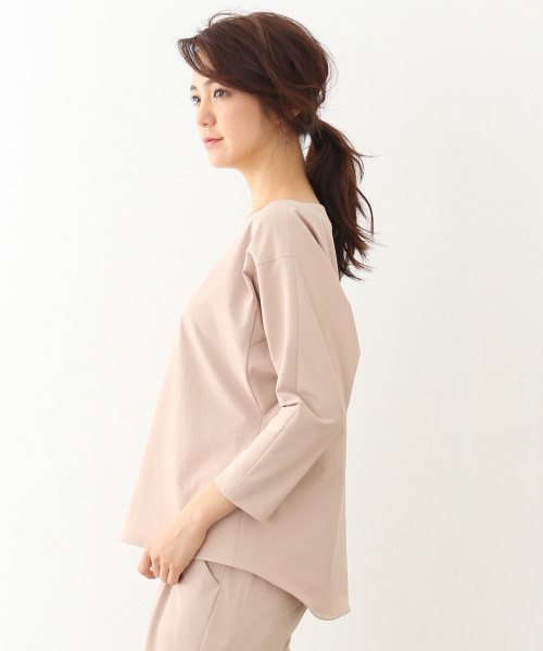 qualite(カリテ)の「2WAYストレッチボートネックシャツ(シャツ/ブラウス・レディース・オフホワイト/ピンク/カーキ/ブラック・38/36)」の6枚目の写真