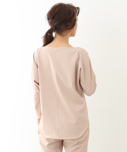 qualite(カリテ)の「2WAYストレッチボートネックシャツ(シャツ/ブラウス・レディース・オフホワイト/ピンク/カーキ/ブラック・38/36)」の7枚目の写真