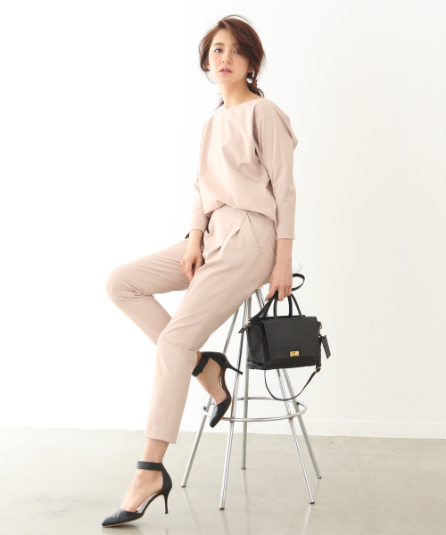 qualite(カリテ)の「2WAYストレッチボートネックシャツ(シャツ/ブラウス・レディース・オフホワイト/ピンク/カーキ/ブラック・38/36)」の11枚目の写真