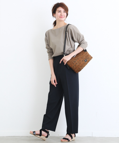 qualite(カリテ)の「2WAYストレッチボートネックシャツ(シャツ/ブラウス・レディース・オフホワイト/ピンク/カーキ/ブラック・38/36)」の10枚目の写真