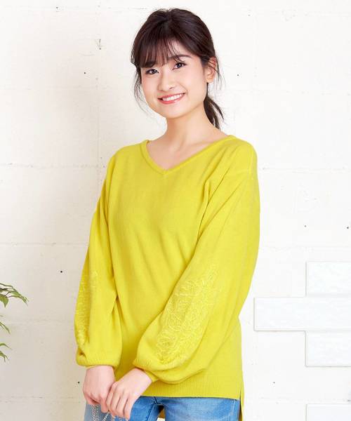 KOBE LETTUCE（コウベレタス）の「旬な袖コンシャスで大人可愛く！Vネック☆バルーンスリーブ☆フラワー刺繍ハイゲージニットトップス/レディースセーター/長袖[C2919]神戸レタス（ニット/セーター・レディース・オフホワイト/イエロー/ラベンダー/ライラック・FREE）」の4枚目の写真