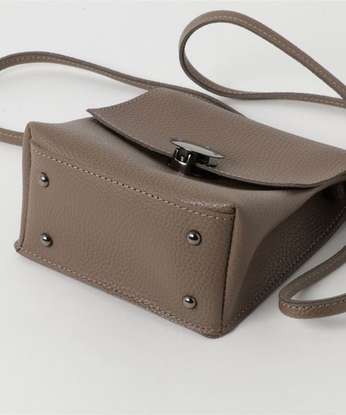 PLAIN CLOTHING（プレーンクロージング）の「フロントサークルショルダーバッグ【PLAIN CLOTHING】（ショルダーバッグ・レディース・グレー/モカ/ブラック・FREE）」の6枚目の写真