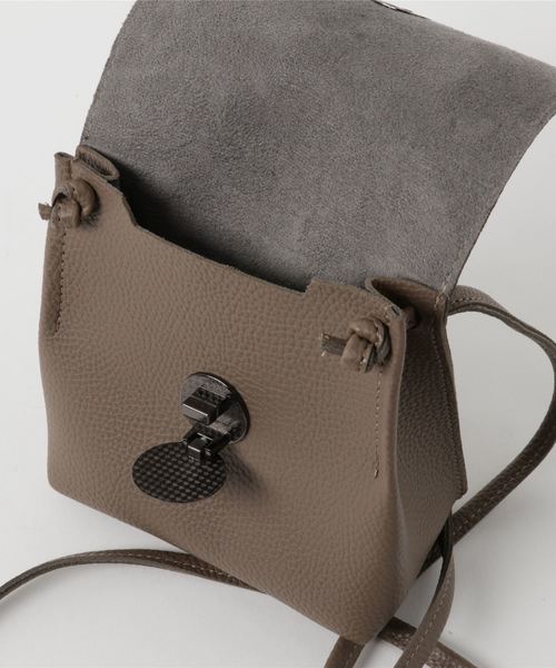PLAIN CLOTHING（プレーンクロージング）の「フロントサークルショルダーバッグ【PLAIN CLOTHING】（ショルダーバッグ・レディース・グレー/モカ/ブラック・FREE）」の5枚目の写真