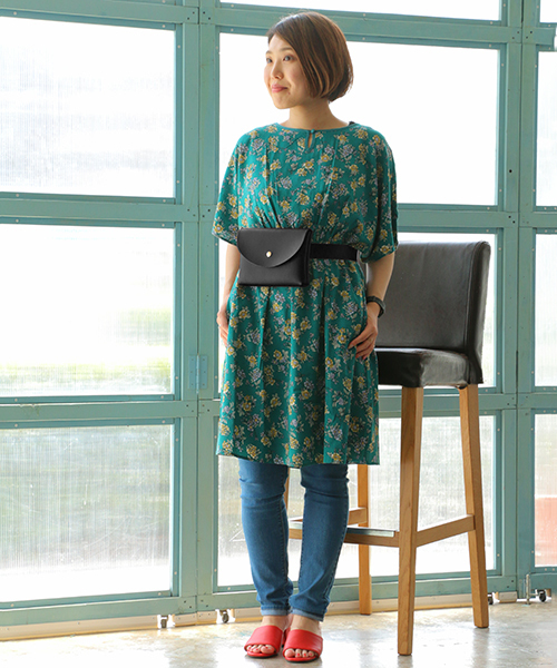 LBC（エルビーシー）の「リネンレーヨンレトロフラワープリントチュニック（ワンピース・レディース・ホワイト/ブラック/グリーン・M/L）」の3枚目の写真