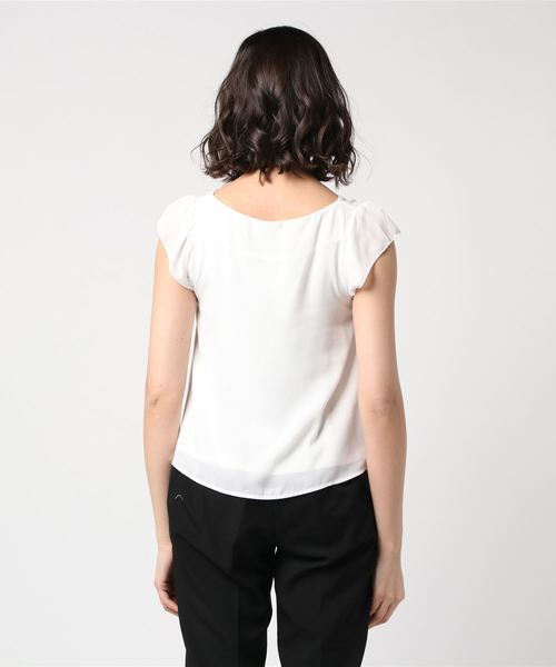 TRUDEA(トルディア)の「ソフトVネック フレンチスリーブブラウス(シャツ/ブラウス・レディース・イエロー/ホワイト×ブルー/ベージュ/ラベンダー/ホワイト系その他/ホワイト/ブルー/ホワイト×ブラック・MEDIUM/LARGE/SMALL)」の9枚目の写真