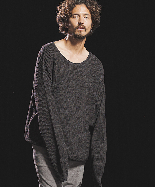 Jih Nunc（ジーヌンク）の「mn2023-ルーズネックワイドシルエットニットプルオーバー（ニット/セーター・メンズ・ブラック/レッド/モカ/チャコール・S/M/L）」の3枚目の写真