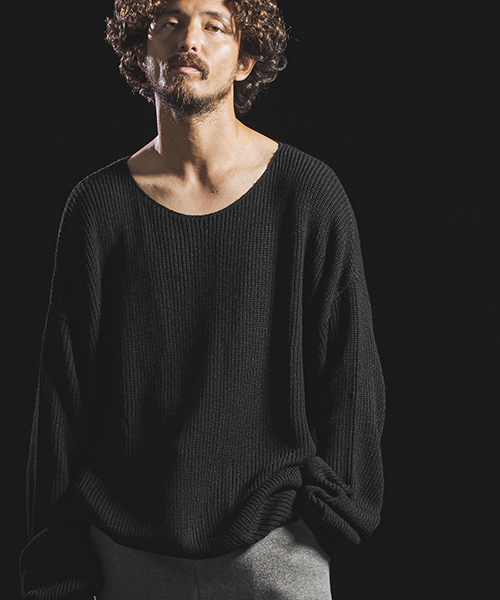 Jih Nunc（ジーヌンク）の「mn2023-ルーズネックワイドシルエットニットプルオーバー（ニット/セーター・メンズ・ブラック/レッド/モカ/チャコール・S/M/L）」の2枚目の写真