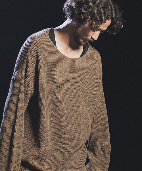 Jih Nunc（ジーヌンク）の「mn2023-ルーズネックワイドシルエットニットプルオーバー（ニット/セーター・メンズ・ブラック/レッド/モカ/チャコール・S/M/L）」の4枚目の写真