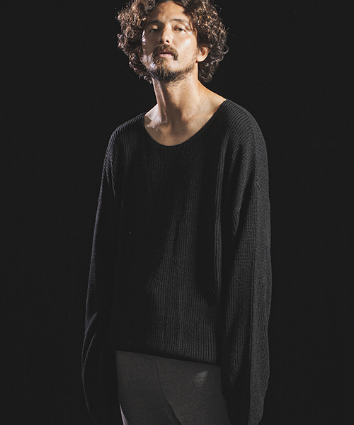 Jih Nunc（ジーヌンク）の「mn2023-ルーズネックワイドシルエットニットプルオーバー（ニット/セーター・メンズ・ブラック/レッド/モカ/チャコール・S/M/L）」の15枚目の写真