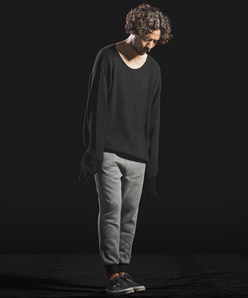 Jih Nunc（ジーヌンク）の「mn2023-ルーズネックワイドシルエットニットプルオーバー（ニット/セーター・メンズ・ブラック/レッド/モカ/チャコール・S/M/L）」の18枚目の写真