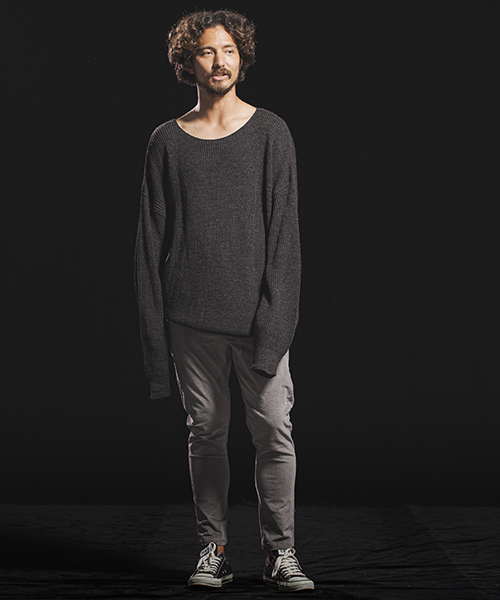 Jih Nunc（ジーヌンク）の「mn2023-ルーズネックワイドシルエットニットプルオーバー（ニット/セーター・メンズ・ブラック/レッド/モカ/チャコール・S/M/L）」の12枚目の写真