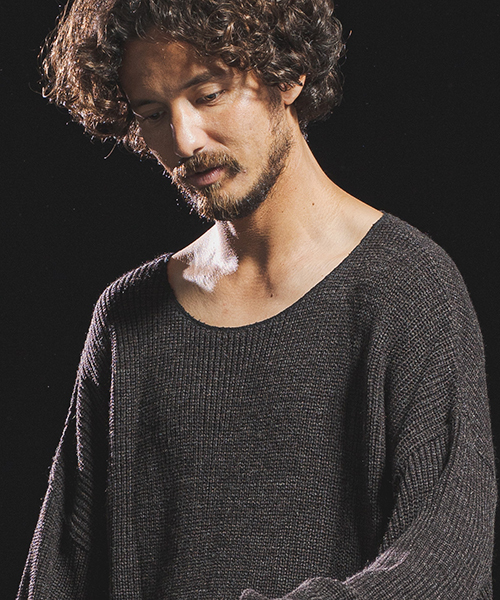 Jih Nunc（ジーヌンク）の「mn2023-ルーズネックワイドシルエットニットプルオーバー（ニット/セーター・メンズ・ブラック/レッド/モカ/チャコール・S/M/L）」の5枚目の写真