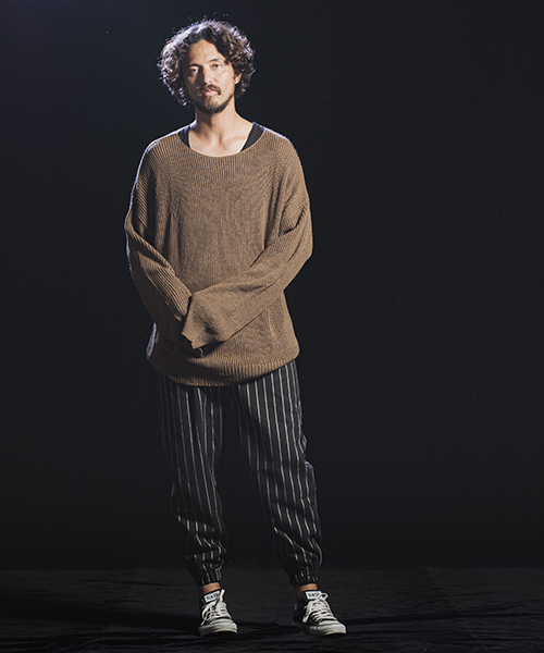 Jih Nunc（ジーヌンク）の「mn2023-ルーズネックワイドシルエットニットプルオーバー（ニット/セーター・メンズ・ブラック/レッド/モカ/チャコール・S/M/L）」の21枚目の写真