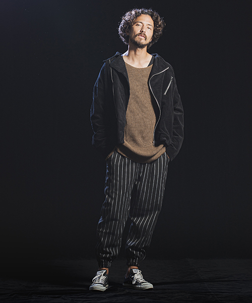 Jih Nunc（ジーヌンク）の「mn2023-ルーズネックワイドシルエットニットプルオーバー（ニット/セーター・メンズ・ブラック/レッド/モカ/チャコール・S/M/L）」の16枚目の写真