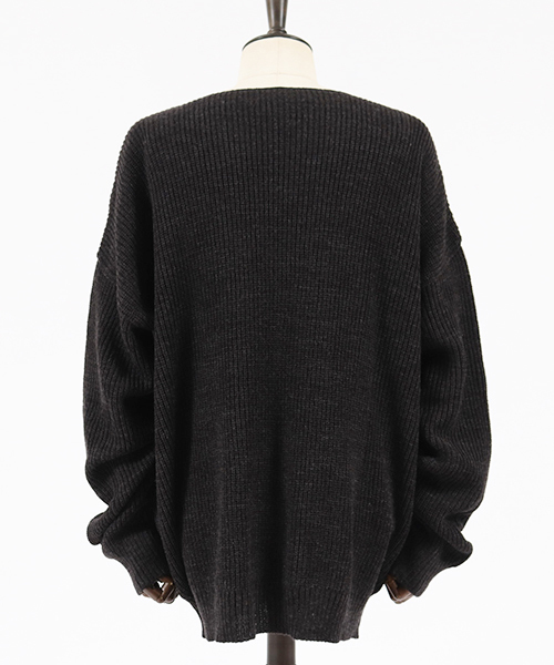 Jih Nunc（ジーヌンク）の「mn2023-ルーズネックワイドシルエットニットプルオーバー（ニット/セーター・メンズ・ブラック/レッド/モカ/チャコール・S/M/L）」の17枚目の写真