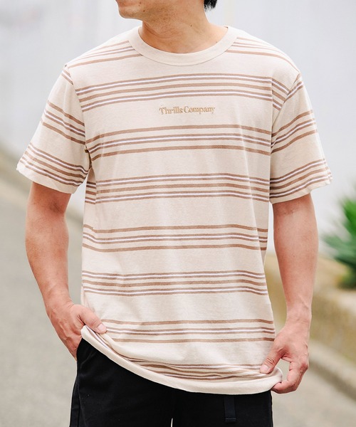 THRILLS(スリルズ)の「THRILLS MEMORY STRIPE MERCH FIT TEE (スリルズ メモリー ストライプ マーチフィット Tシャツ)(Tシャツ/カットソー・メンズ・オフホワイト・S/M)」の1枚目の写真