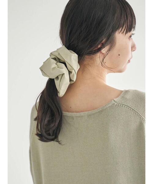 earth music&ecology（アースミュージックアンドエコロジー）の「フェイクレザービッグシュシュ　＊（その他ヘアアクセサリー・レディース・ブラック/アイボリー/モカ/ピンクベージュ・FREE）」の9枚目の写真