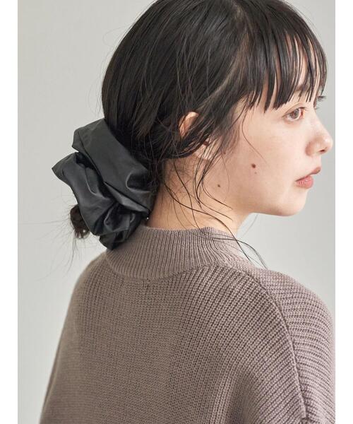 earth music&ecology（アースミュージックアンドエコロジー）の「フェイクレザービッグシュシュ　＊（その他ヘアアクセサリー・レディース・ブラック/アイボリー/モカ/ピンクベージュ・FREE）」の10枚目の写真