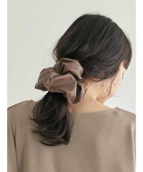 earth music&ecology（アースミュージックアンドエコロジー）の「フェイクレザービッグシュシュ　＊（その他ヘアアクセサリー・レディース・ブラック/アイボリー/モカ/ピンクベージュ・FREE）」の11枚目の写真