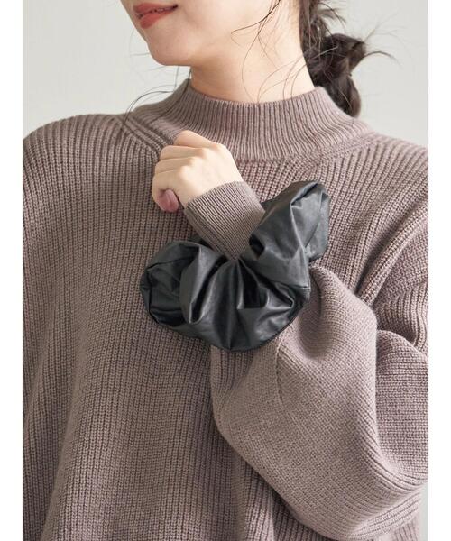 earth music&ecology（アースミュージックアンドエコロジー）の「フェイクレザービッグシュシュ　＊（その他ヘアアクセサリー・レディース・ブラック/アイボリー/モカ/ピンクベージュ・FREE）」の13枚目の写真