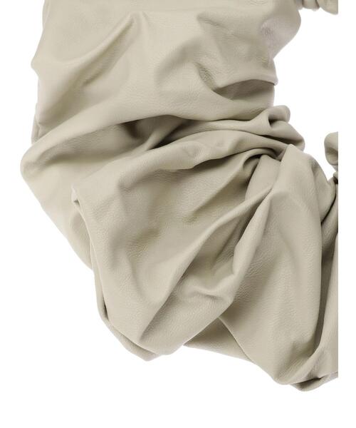 earth music&ecology（アースミュージックアンドエコロジー）の「フェイクレザービッグシュシュ　＊（その他ヘアアクセサリー・レディース・ブラック/アイボリー/モカ/ピンクベージュ・FREE）」の21枚目の写真