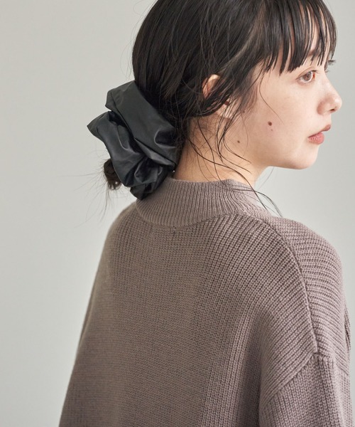 earth music&ecology（アースミュージックアンドエコロジー）の「フェイクレザービッグシュシュ　＊（その他ヘアアクセサリー・レディース・ブラック/アイボリー/モカ/ピンクベージュ・FREE）」の3枚目の写真