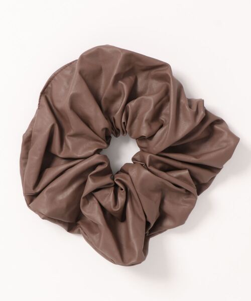 earth music&ecology（アースミュージックアンドエコロジー）の「フェイクレザービッグシュシュ　＊（その他ヘアアクセサリー・レディース・ブラック/アイボリー/モカ/ピンクベージュ・FREE）」の8枚目の写真