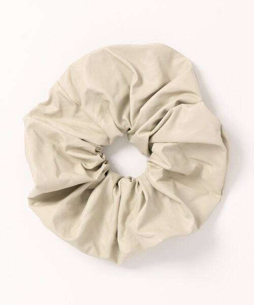 earth music&ecology（アースミュージックアンドエコロジー）の「フェイクレザービッグシュシュ　＊（その他ヘアアクセサリー・レディース・ブラック/アイボリー/モカ/ピンクベージュ・FREE）」の7枚目の写真