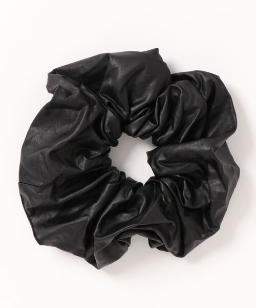 earth music&ecology（アースミュージックアンドエコロジー）の「フェイクレザービッグシュシュ　＊（その他ヘアアクセサリー・レディース・ブラック/アイボリー/モカ/ピンクベージュ・FREE）」の6枚目の写真